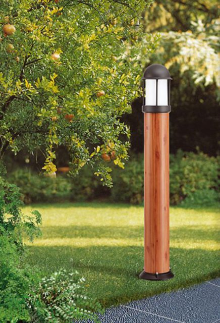 słupek ogrodowy led w ogrodzie
